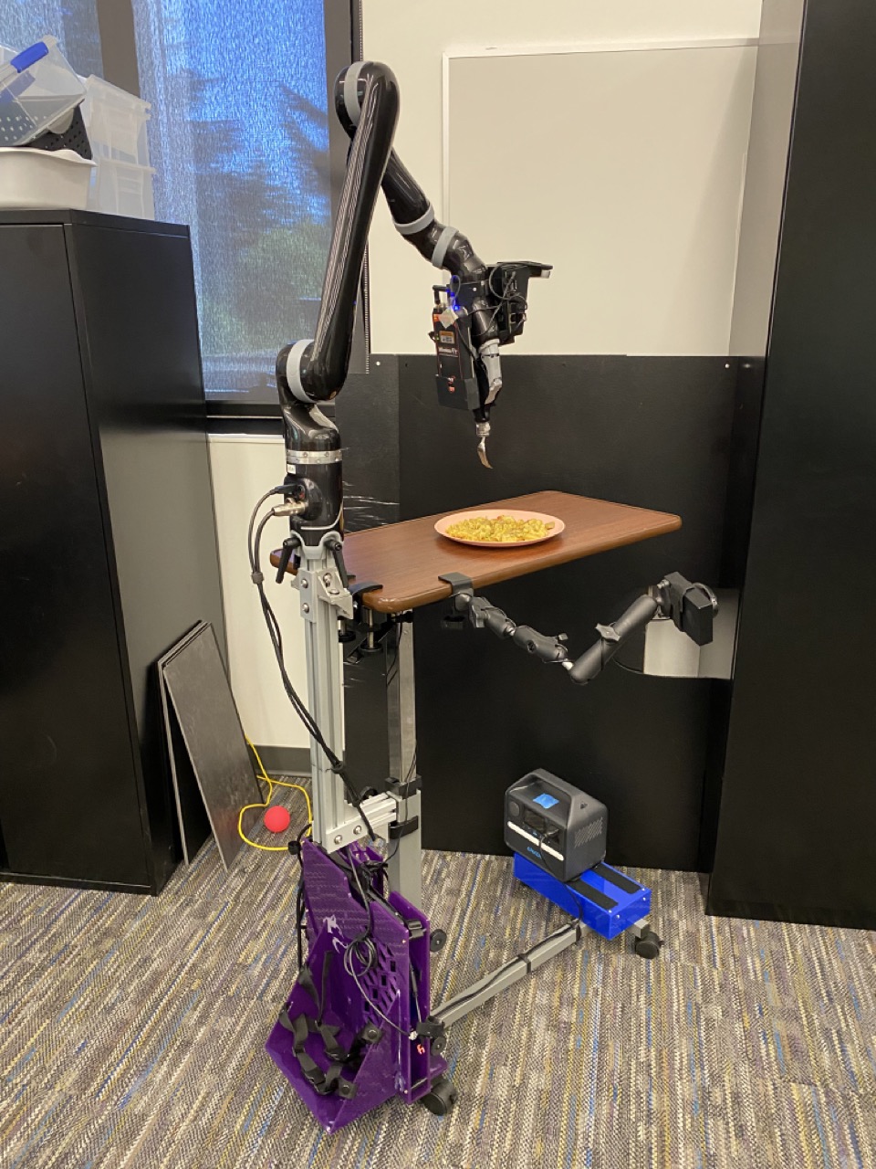 
                    This figure shows the system being powered by the portable power
                    station, attached to the hospital table.
                    